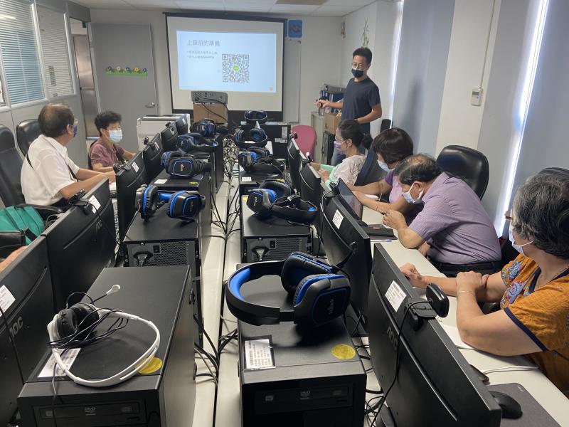 老師介紹課程內容