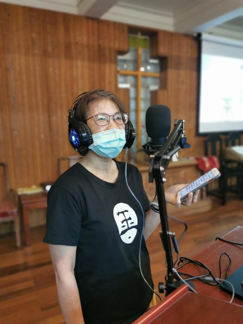 嫁來鹿谷戴同學,自家再經營茶葉的販售,也透過podcast的模式,錄音來將自家茶葉作介紹