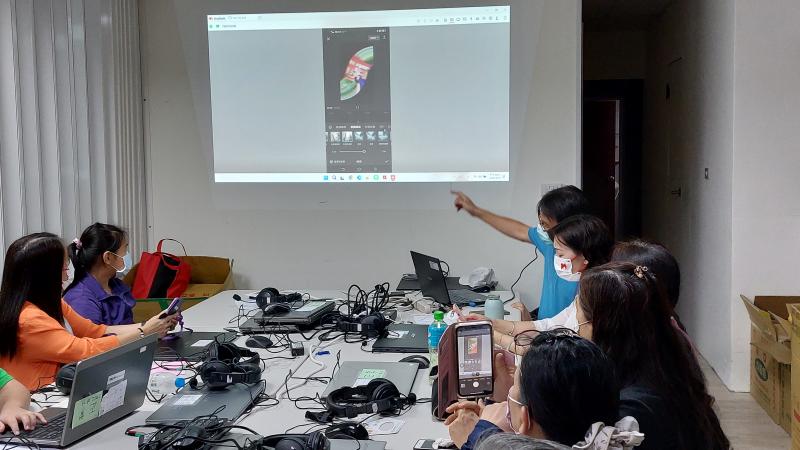 將外拍的照片當素材教學員應用手機剪輯影片App，剪輯成影片加上配樂、字幕分享給朋友。