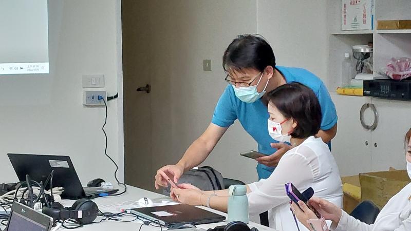 講師很有耐心指導學員APP使用