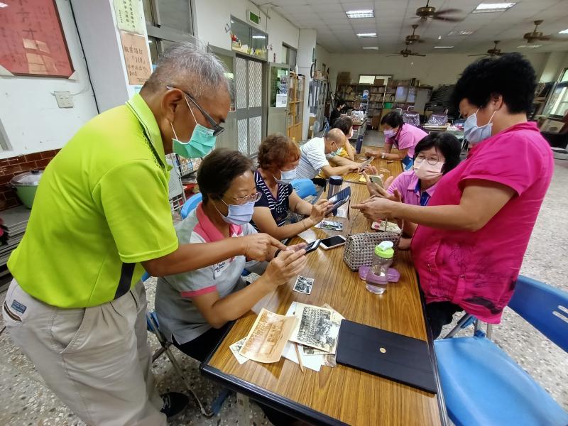 教學員如何使用老照片翻拍