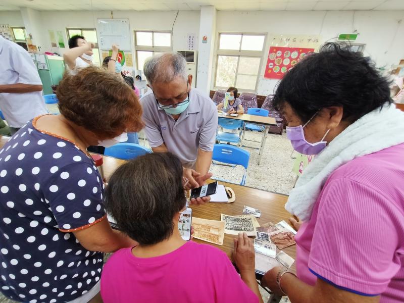 講師示範如何數位化老照片