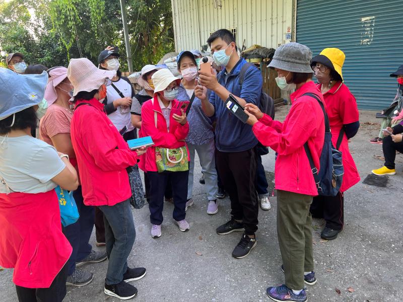 第一站我們先到學員小農的農場（柚子園）裡做拍攝