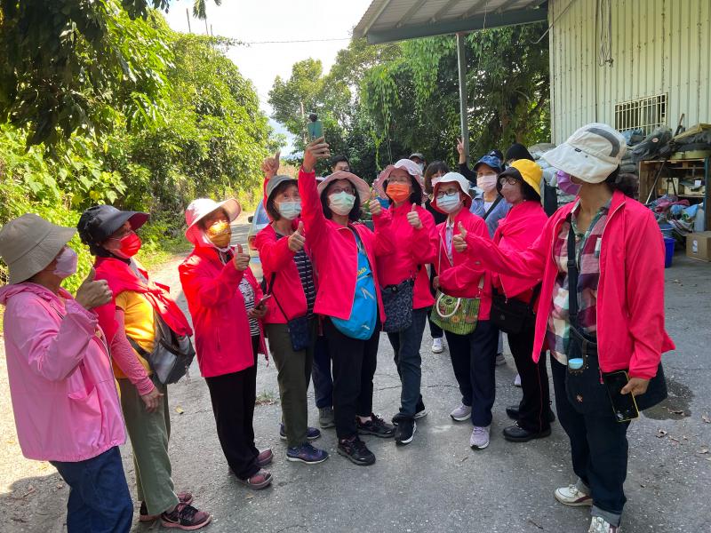 先拿到手的阿嬤們不是先拍環境而是先用環景攝影機的特性幫大家做了一個環景的自拍照