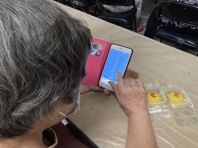 正在認真操作的長輩