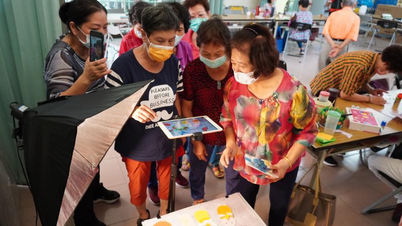 學員用平板拍攝定格動畫過程