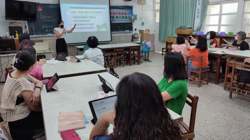 講師叮嚀學員使用手機平板下載APP時,不隨意點擊連結APP和廣告, 註冊留重要資料時需警慎唷!