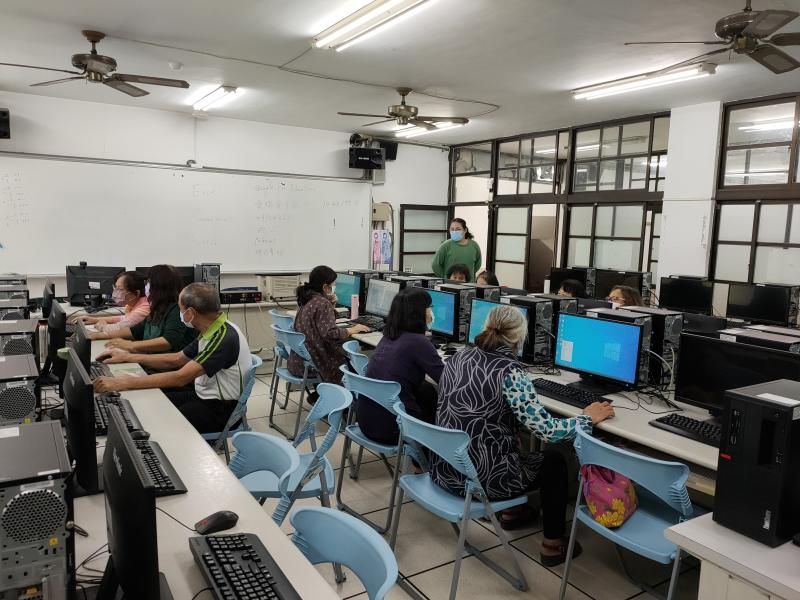 同學先從電腦下載字體與花紋圖樣檔案方便後面的設計式樣擺放