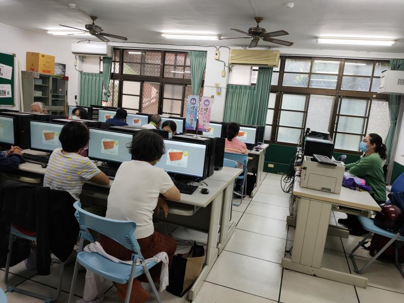 老師說明如何操作軟體