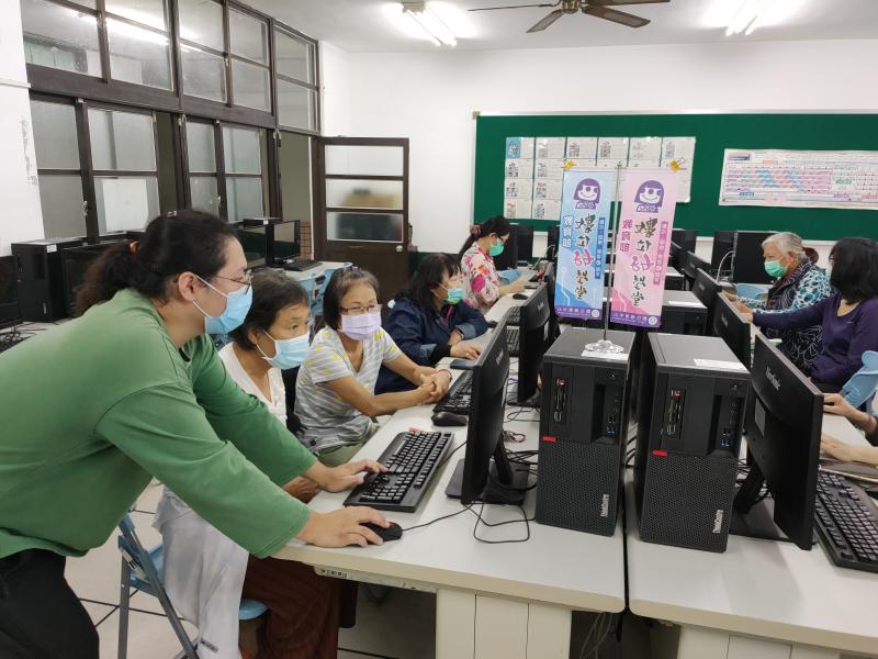 學員實際操作設計文字圖案老師協助修正