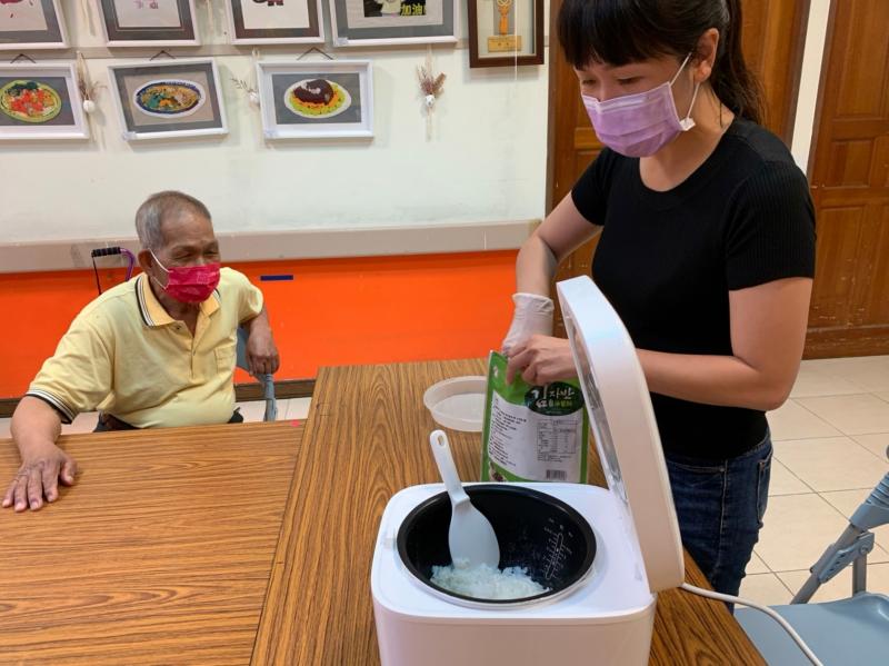 講師操作智能家電示範