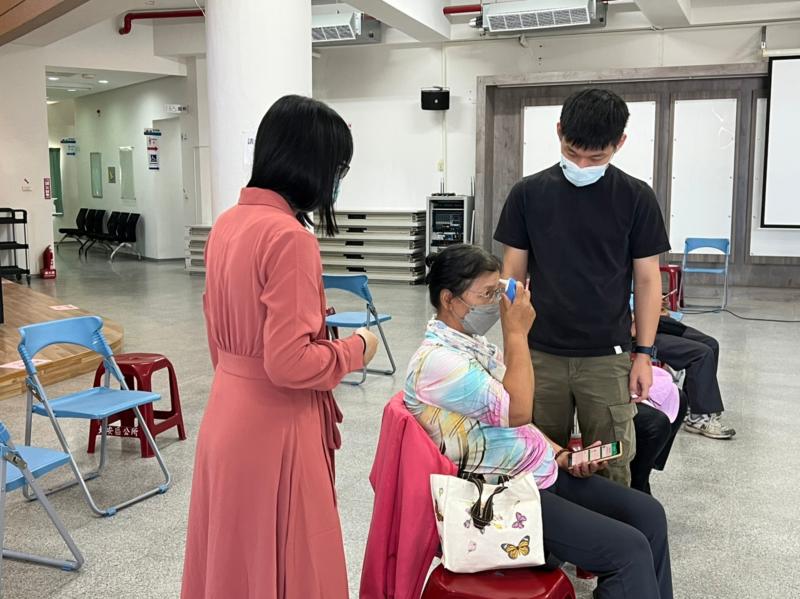 長輩學員量測額溫後將數據利用藍芽傳輸至智慧型手機APP