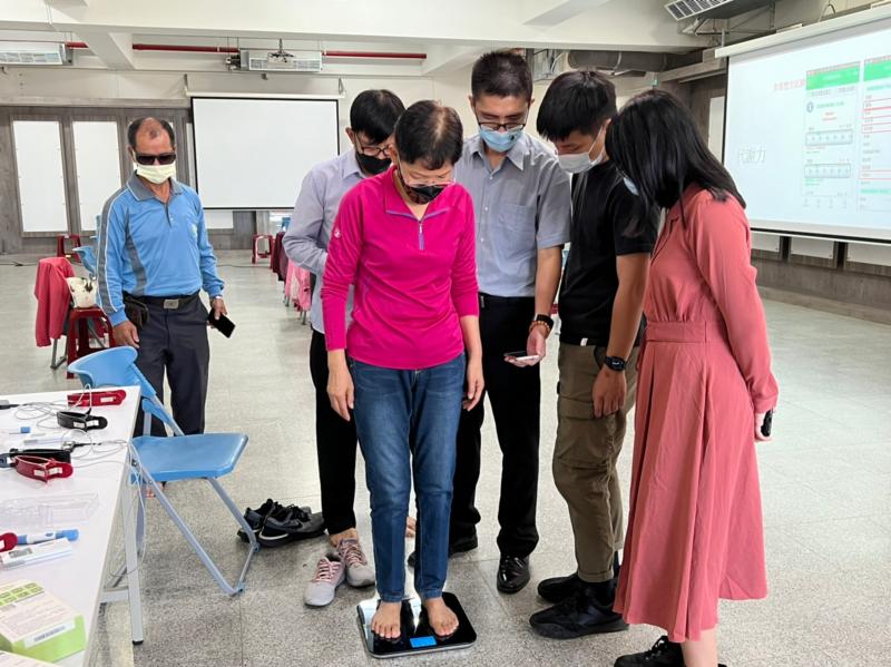 長輩學員量體重後將數據利用藍芽傳輸至智慧型手機APP