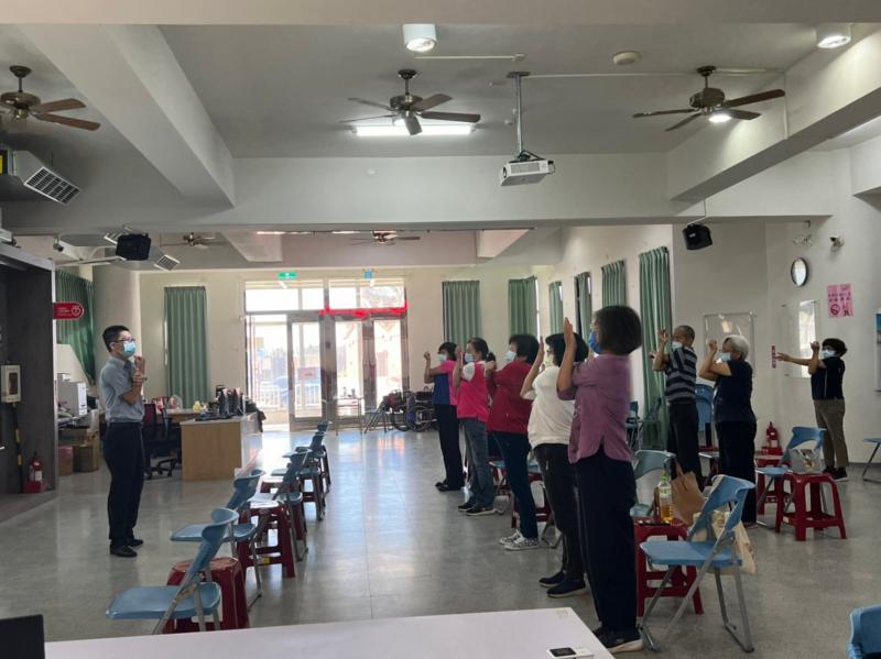 講師教導長輩學員做健康操提升自己的代謝力