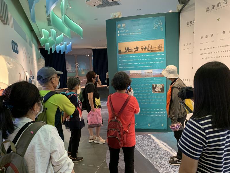 學員邊聽老師介紹，並練習用手機、相機記錄下所見所聞