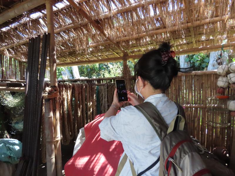 用手機拍照功能紀錄傳統牽罟罟寮內的漁業用品