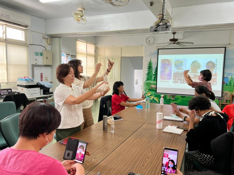 學員練習用智慧型手機拍照