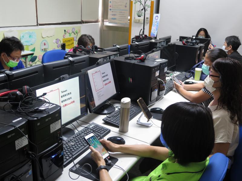 老師認真教學，課程精彩豐富，學員學習更起勁，進而培養數位設計創作能力，達成學習目標。