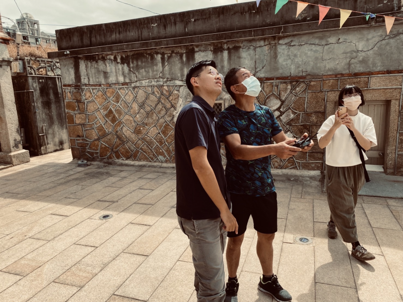 老師指導學員操作