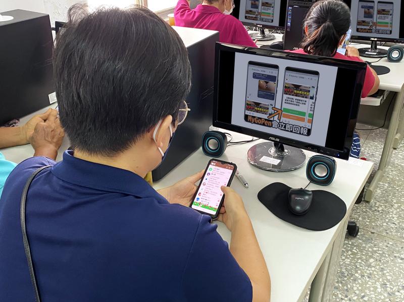 學員使用手機練習操作假訊息LINE平台