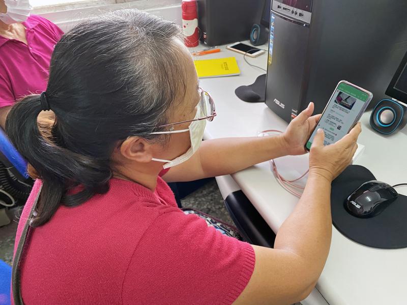 學員嘗試使用手機發送訊息至LINE假訊息辨識平台