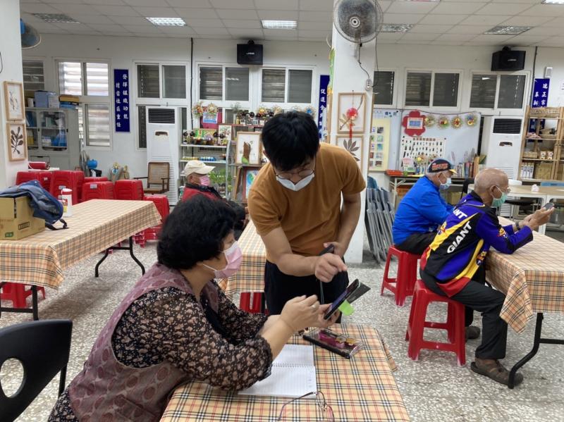 很認真學習的阿姨