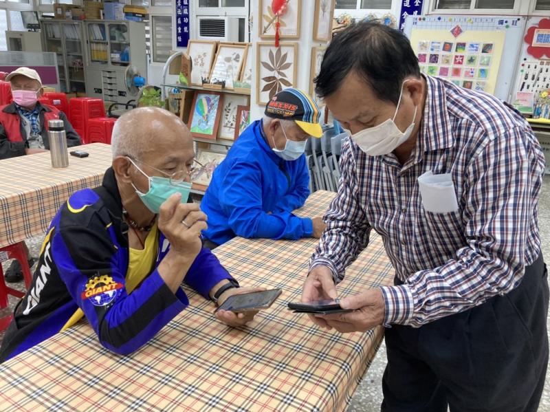 相互學習的長輩們