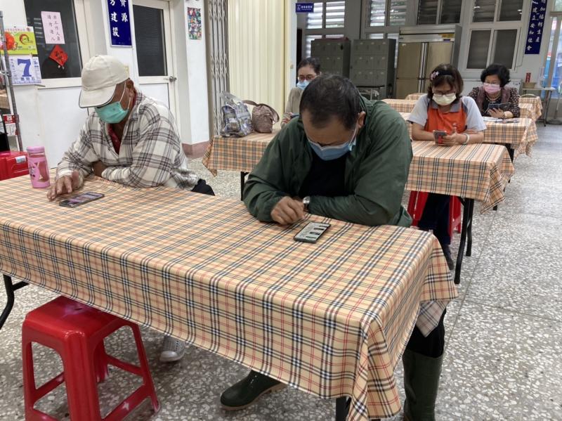 正在練習的長輩