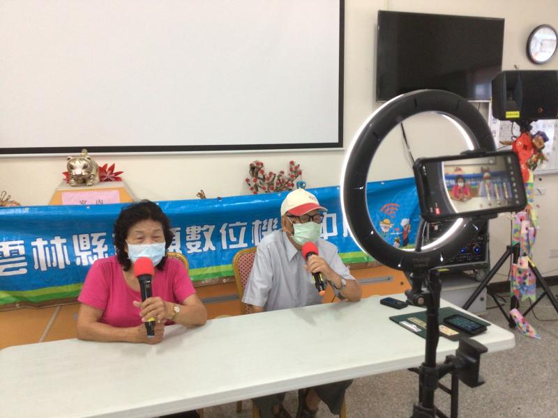 長者學員擔任直播活動主持人上課畫面