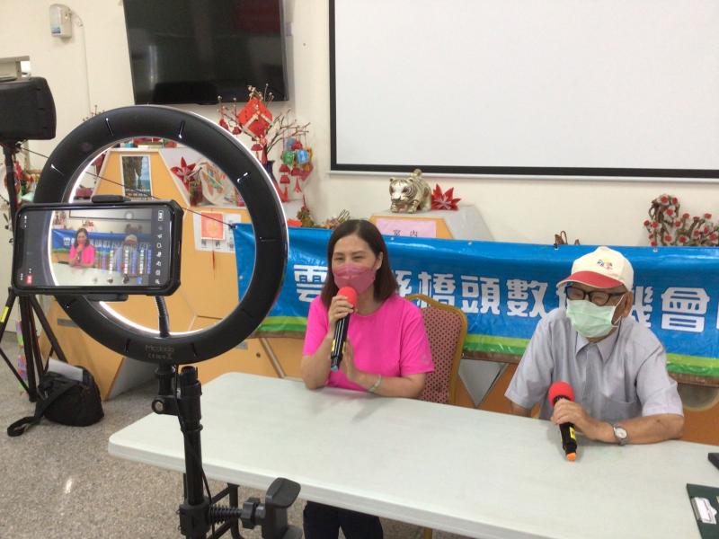 社區村長夫人上直播台擔任直播活動貴賓畫面