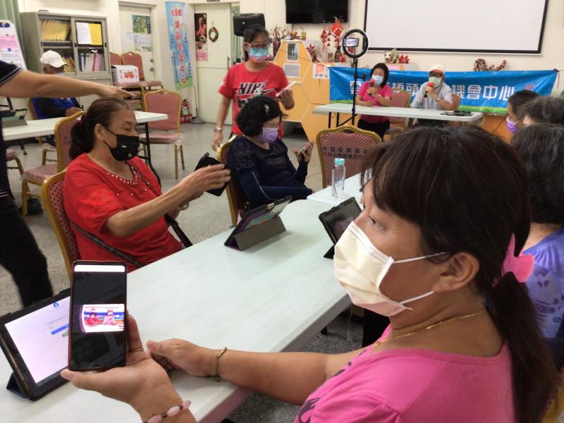 學員連上課程直播畫面上課情形