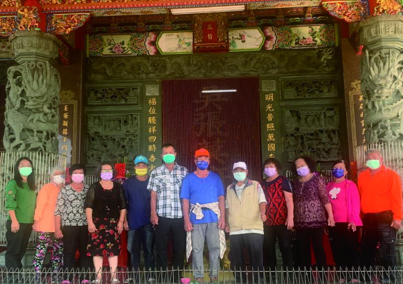 大家來話咱們的的村莊-拍攝完成長者合影留念