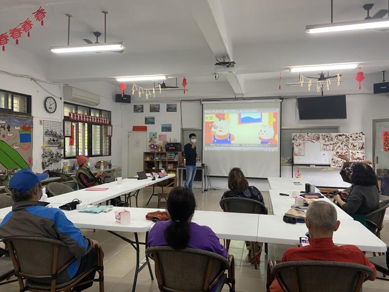 今天要為英士社區的長者提供網路安全與詐騙的知識，讓學員都能在安全的網路世界裡學習。