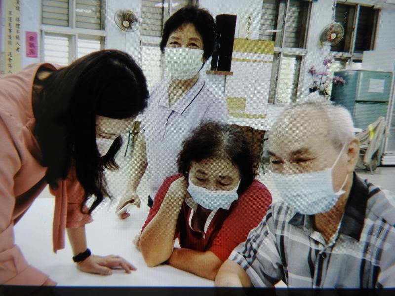 看到長輩樂愛學習，我們會更樂意協助長輩操作。