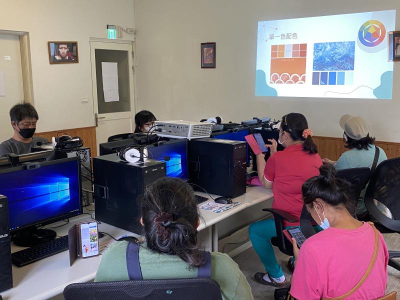 講師說明配色的方式