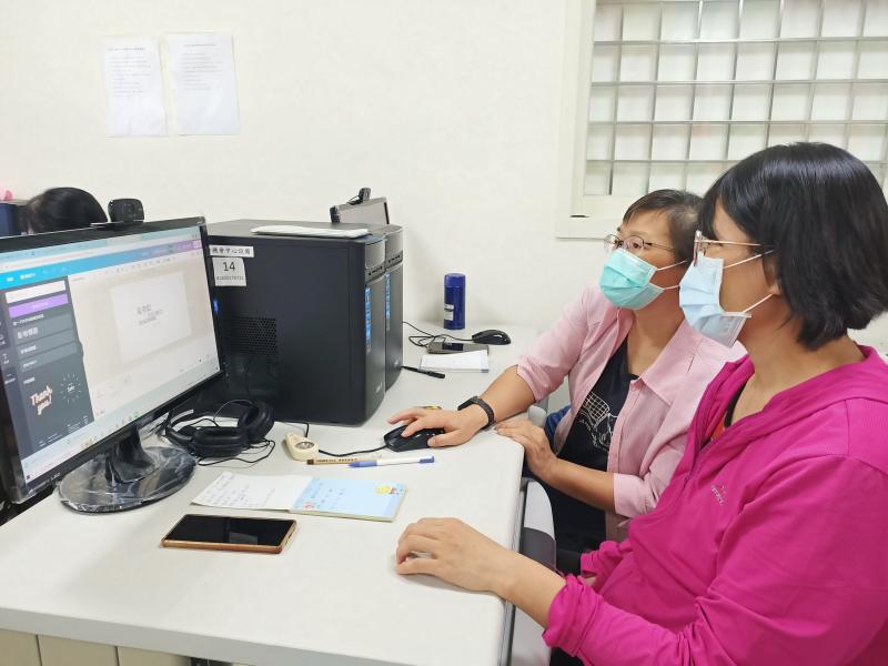 學員以電腦操作CANVA平台