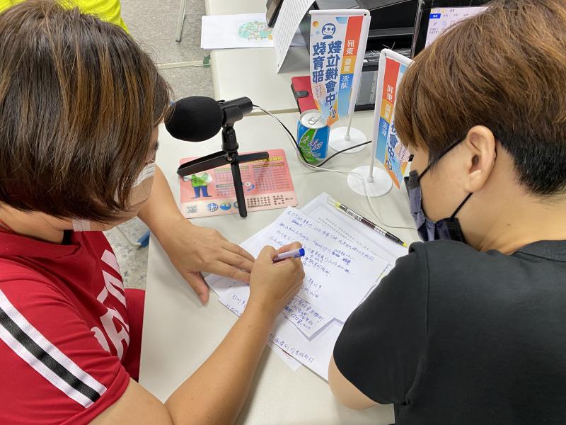 學員使用紙筆，認真擬定Podcast內容架構