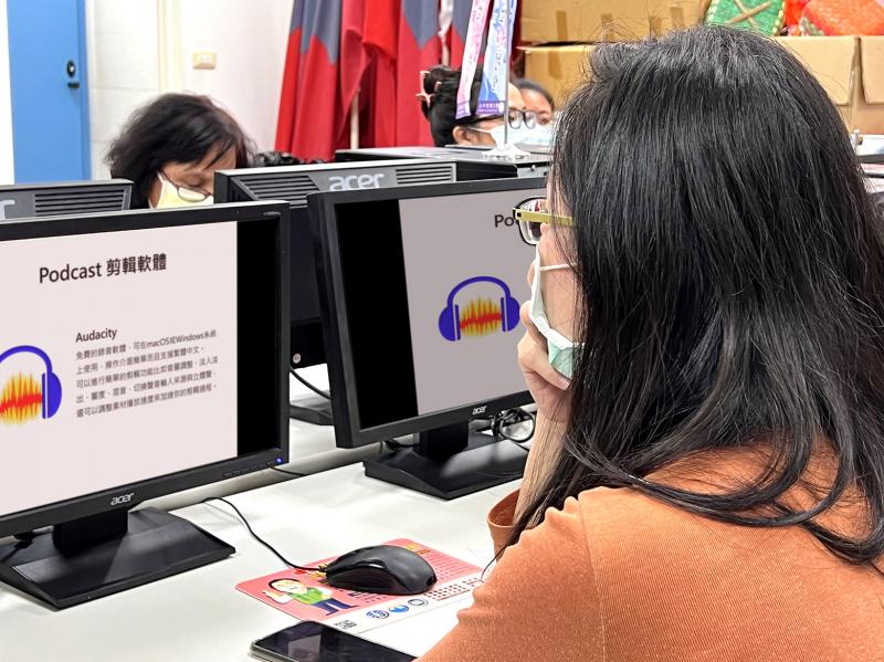 學員認真看著螢幕簡報，聽講師介紹聲音後製剪輯軟體