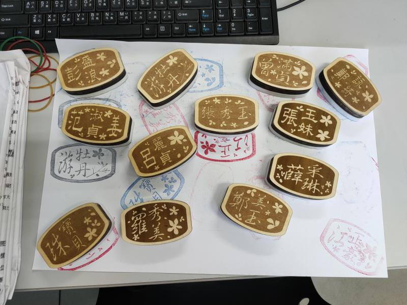 使用雷射機器切割完成自己的姓名橡皮印章