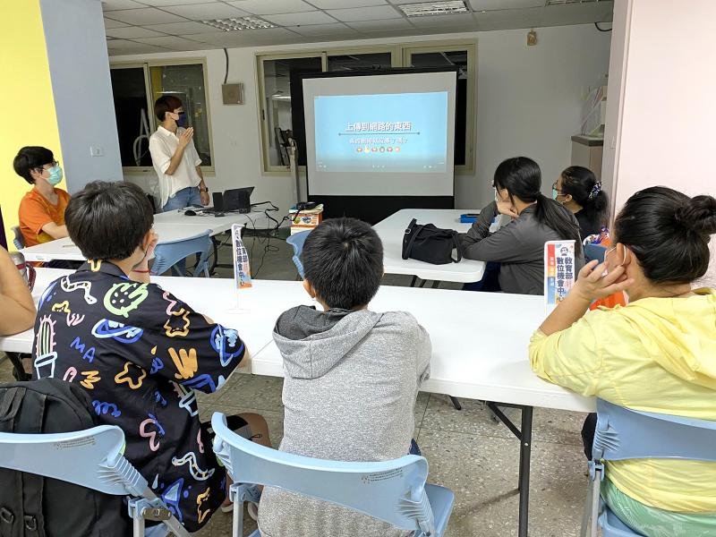 投影幕播放網路霸凌宣導影片,台下學員們認真觀賞影片