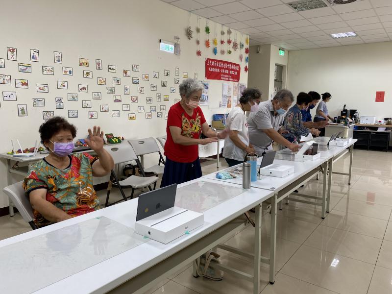 學員認識平板運動APP,動動身體、提升健康。