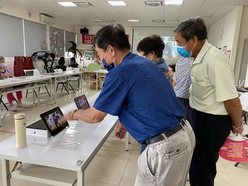喜歡運動的學員,玩得不亦樂乎,降低了對於平版使用的抗拒。