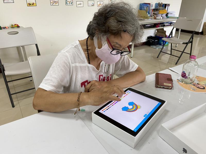 喜歡繪畫的學員,從平時的手繪興趣,轉為使用平板畫圖,瞭解到原來平板也可以跟生活與興趣結合,體驗數位工具的樂趣。