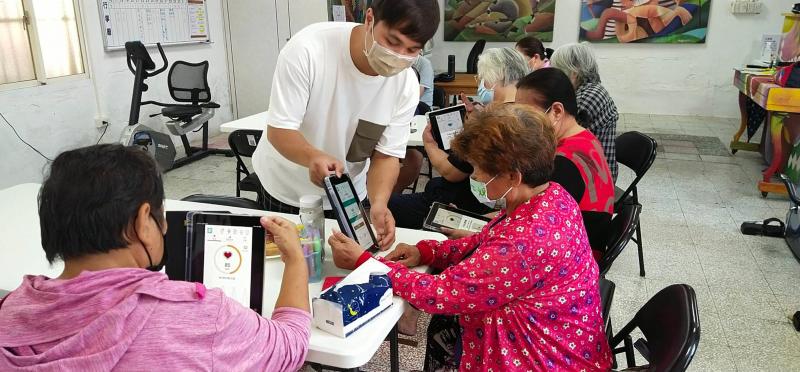 長者們實際練習用平板測心跳