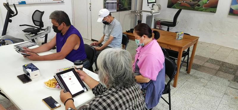 阿公阿嬤課程中平板保健軟體應用