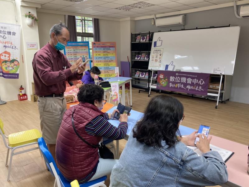 正在努力學習的學員們