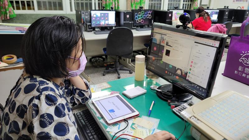 老師透過平板及桌機工具跟學員上課。