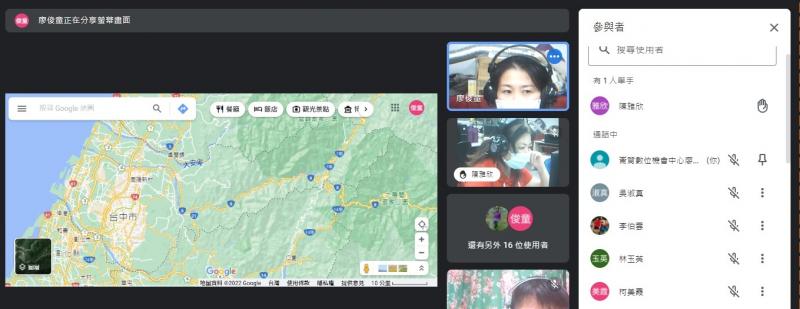 老師分享講義內容讓學員更了解課程內容。