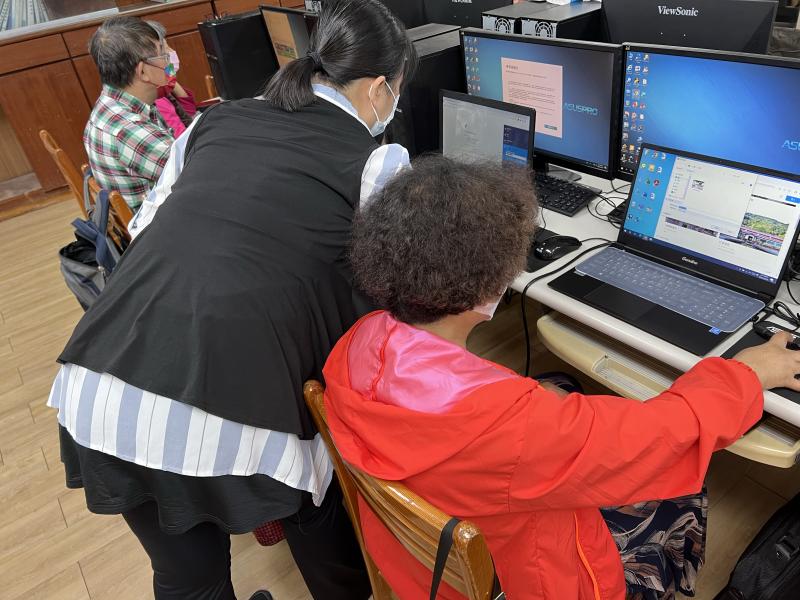 因為事前有和老師說來上課的都是基本上0基礎的學員，所以老師非常耐心地從頭開始教