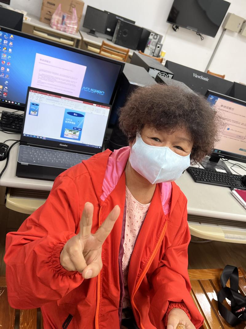 所以學員都非常的有上進心，因為怕使用DOC的電腦回到家後會沒辦法繼續完成製作，所以幾乎都帶了自己的筆電來，不管老少幾乎都自己帶筆電來